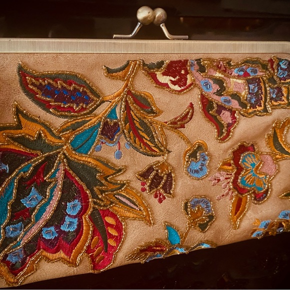 Patricia Nash Handbags - Patricia Nash Gold Embroidered Floral Kiss-Lock Clutch